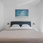 Lauret With Hot-tub, Sauna, Heated Pool, 3 En Bedrooms Willa