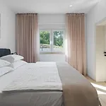 Lauret With Hot-tub, Sauna, Heated Pool, 3 En Bedrooms *