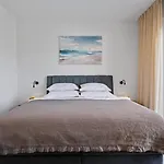 Lauret With Hot-tub, Sauna, Heated Pool, 3 En Bedrooms * Grubine
