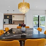 Lauret With Hot-tub, Sauna, Heated Pool, 3 En Bedrooms Willa Grubine