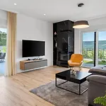 Lauret With Hot-tub, Sauna, Heated Pool, 3 En Bedrooms Willa Grubine