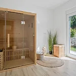 Willa Lauret With Hot-tub, Sauna, Heated Pool, 3 En Bedrooms