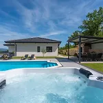 Lauret With Hot-tub, Sauna, Heated Pool, 3 En Bedrooms Grubine