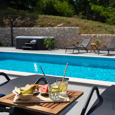 New! Lauret With Hot-tub, Sauna, Heated Pool, 3 En Bedrooms Grubine