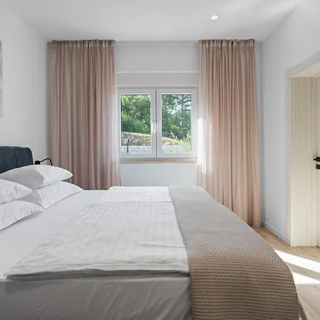 Lauret With Hot-tub, Sauna, Heated Pool, 3 En Bedrooms *