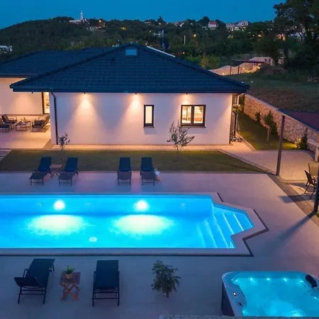 Lauret With Hot-tub, Sauna, Heated Pool, 3 En Bedrooms * Grubine