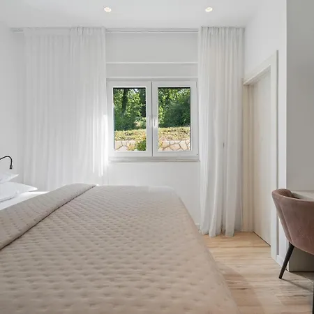 Lauret With Hot-tub, Sauna, Heated Pool, 3 En Bedrooms
