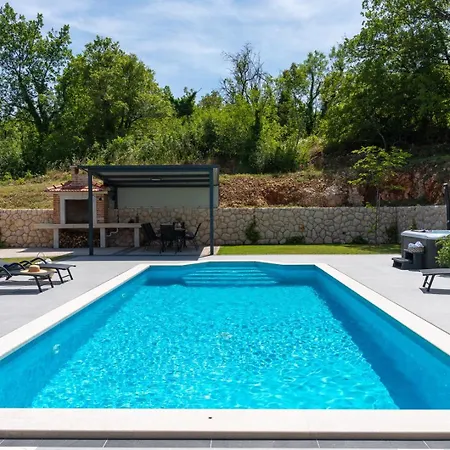 New! Lauret With Hot-tub, Sauna, Heated Pool, 3 En Bedrooms Grubine