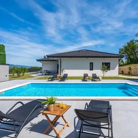 Lauret With Hot-tub, Sauna, Heated Pool, 3 En Bedrooms * Grubine