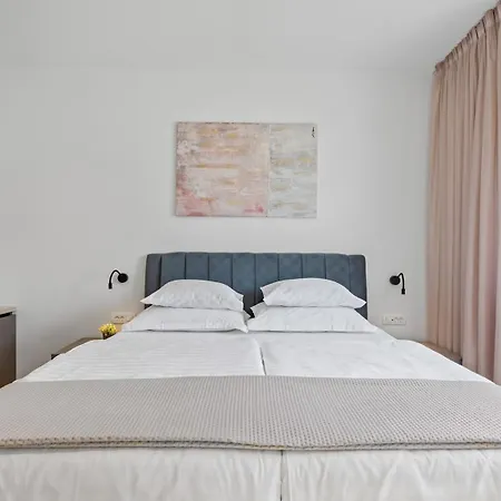 Villa Lauret With Hot-tub, Sauna, Heated Pool, 3 En Bedrooms *