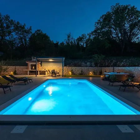 Lauret With Hot-tub, Sauna, Heated Pool, 3 En Bedrooms *