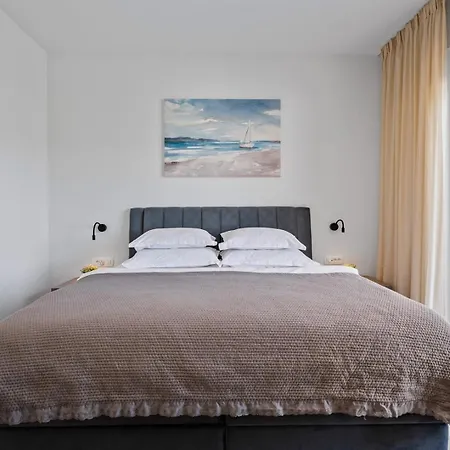 Lauret With Hot-tub, Sauna, Heated Pool, 3 En Bedrooms * Grubine