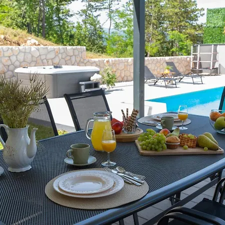 Lauret With Hot-tub, Sauna, Heated Pool, 3 En Bedrooms Villa *