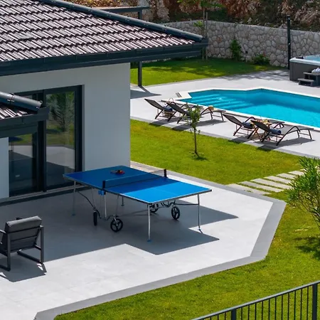 Lauret With Hot-tub, Sauna, Heated Pool, 3 En Bedrooms *