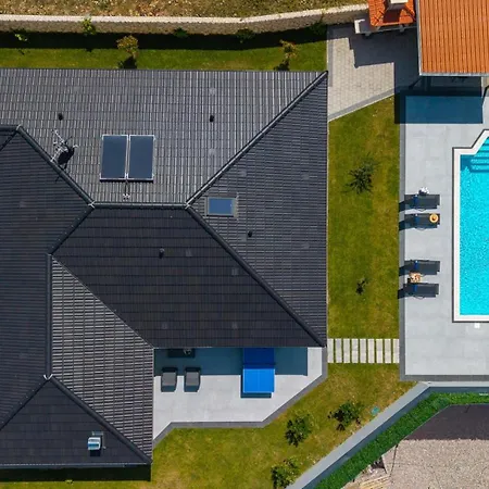 New! Lauret With Hot-tub, Sauna, Heated Pool, 3 En Bedrooms Grubine