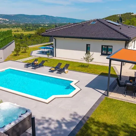 Lauret With Hot-tub, Sauna, Heated Pool, 3 En Bedrooms *