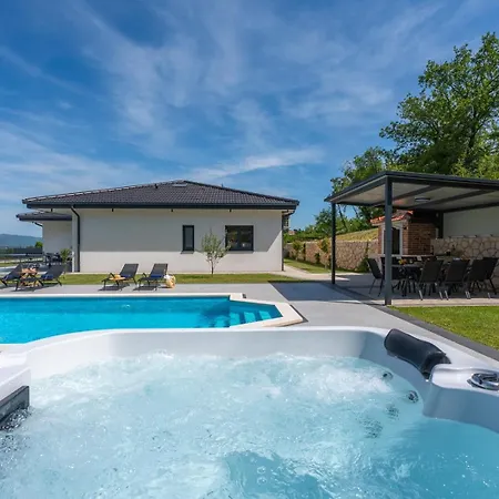 New! Lauret With Hot-tub, Sauna, Heated Pool, 3 En Bedrooms Grubine
