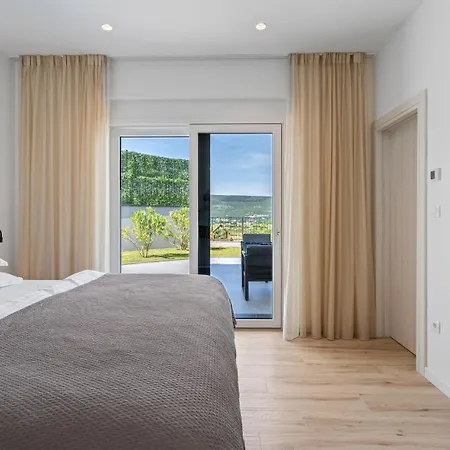 Lauret With Hot-tub, Sauna, Heated Pool, 3 En Bedrooms Villa